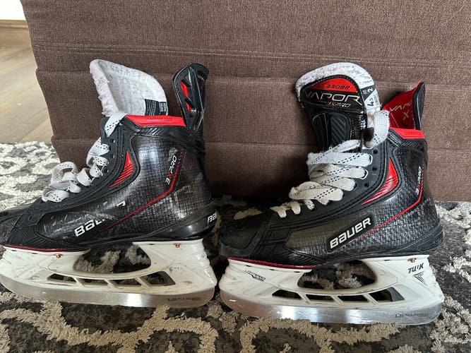 Used Youth Bauer Regular Width  Size 4.5 Vapor 3X Hockey Skates