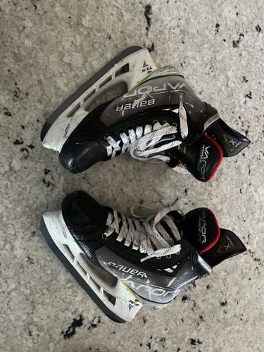 Used Intermediate Bauer Vapor Hyperlite Hockey Skates Regular Width Size 4.5