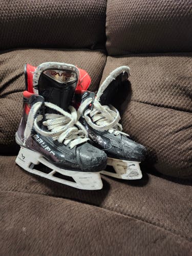 Used Intermediate Bauer Vapor X5 Pro Hockey Skates Regular Width Size 6