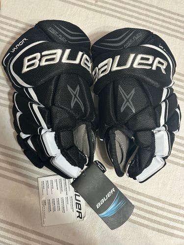 Brand New Black & Red Bauer Vapor X900 Lite 11" Gloves