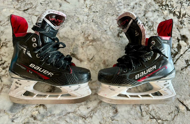 Used Intermediate Bauer Size 4 Vapor X4 Hockey Skates