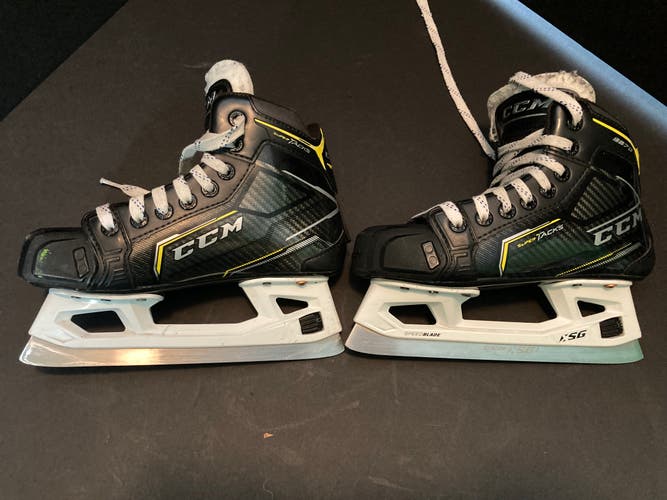 Used Junior CCM Super Tacks 9370 Hockey Goalie Skates Regular Width Size 2.5