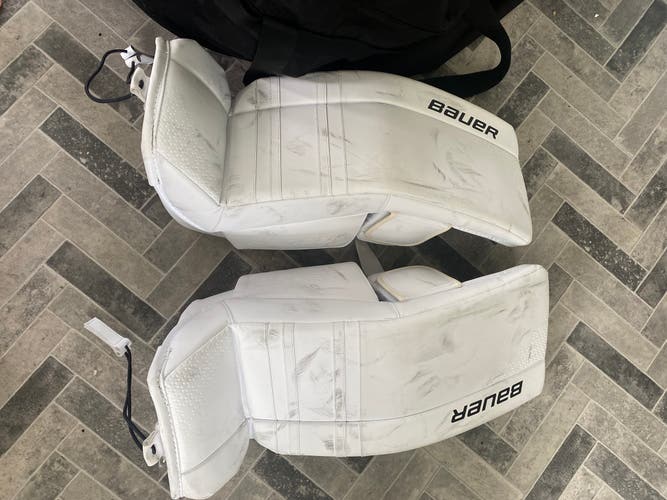 Hockey knee pads