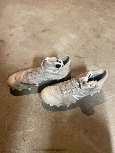 White Used Men's Mid Top Molded Cleats