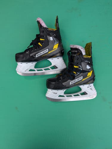 Used Junior Bauer Supreme Matrix Hockey Skates Regular Width Size 2