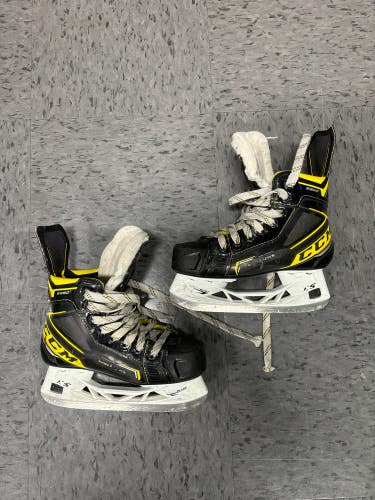 Used Junior CCM Super Tacks 9380 Hockey Skates Regular Width Size 2.5