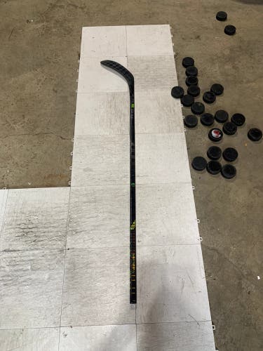 Used Junior Bauer Right Handed P28  Agent R Hockey Stick
