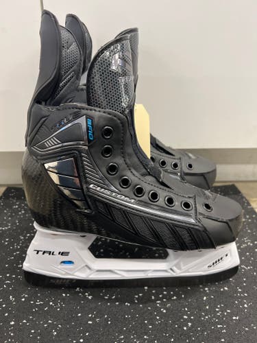 New Junior True SVH Hockey Skates Regular Width Pro Stock Size 3.5