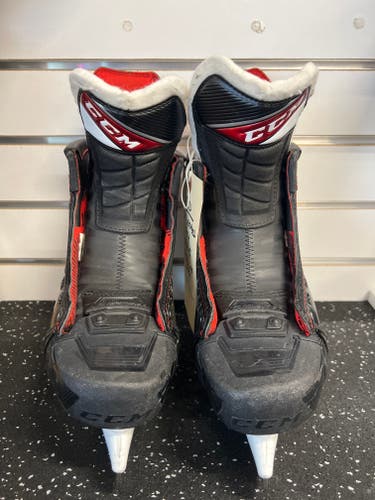 Used Intermediate CCM JetSpeed FT4 Hockey Skates Regular Width Size 5