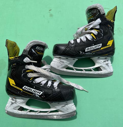 Used Junior Bauer Supreme M4 Hockey Skates | Size 2.5