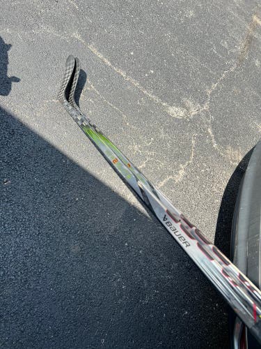 Used Intermediate Bauer Right Handed P28 Pro Stock Vapor Hyperlite 2 Hockey Stick