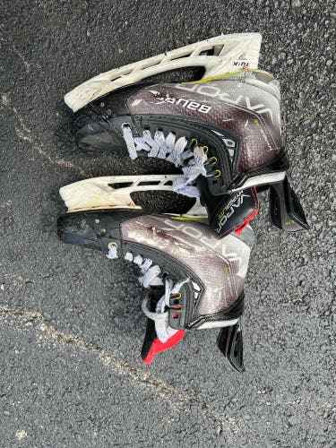 Used Intermediate Bauer Regular Width   Size 5.5 Vapor Hyperlite Hockey Skates