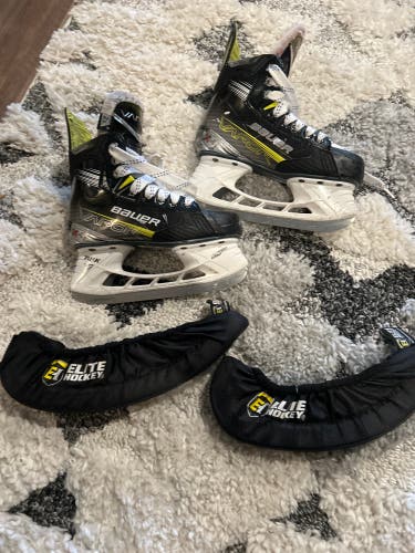 Used Junior Bauer Regular Width Size 2.5 Vapor X4 Hockey Skates