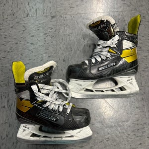 Used Junior Bauer Supreme 3S Hockey Skates Regular Width Size 3.5