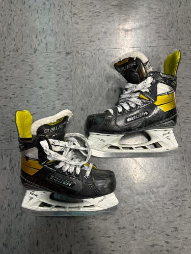 Used Junior Bauer Supreme 3S Hockey Skates Regular Width Size 3.5