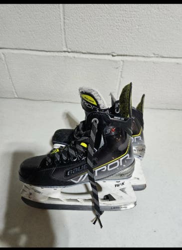 Used Bauer Vapor 3X Hockey Skates Regular Width Size 3.5