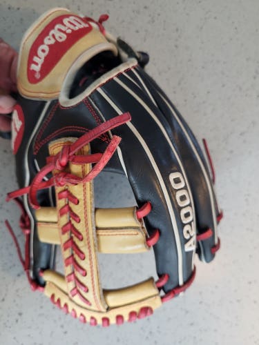 Used 2018 Wilson Right Hand Throw Infield A2000 Baseball Glove 11.75"