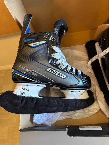 New Junior Bauer Nexus N2700 Hockey Skates Regular Width Size 4.5