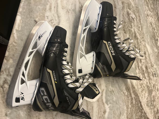 BARELY USED 11.5 Size CCM TACKS AS-570 Senior Ice Skates