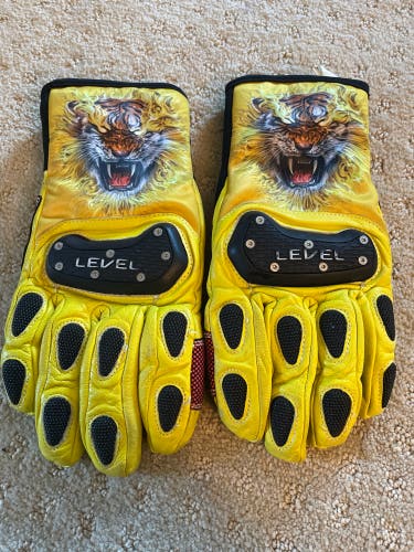 Level Race Gloves