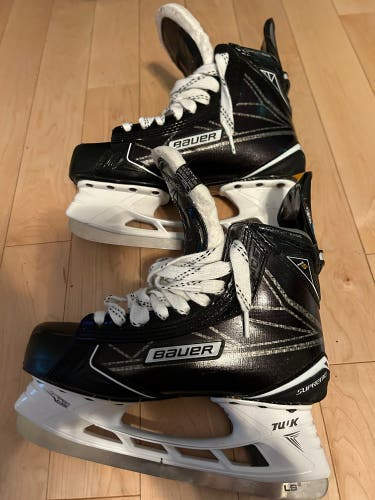 New Intermediate Bauer Regular Width  Size 5 Supreme 1S Hockey Skates