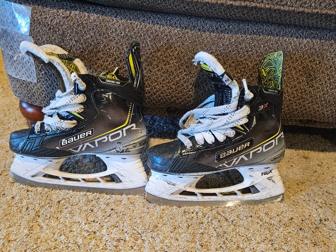 Used Junior Bauer Vapor 3X Hockey Skates Regular Width Size 2