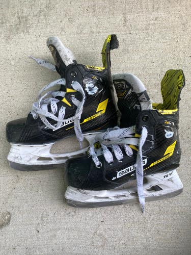 Used Junior Bauer Supreme M4 Hockey Skates Regular Width Size 3