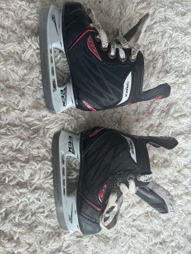 Used Youth CCM Regular Width 9 RBZ 40 Hockey Skates