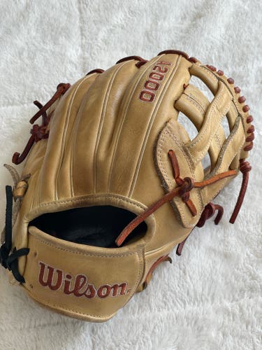 Wilson A2000 Right Hand Throw 11.5" Baseball Glove. Light Tan.