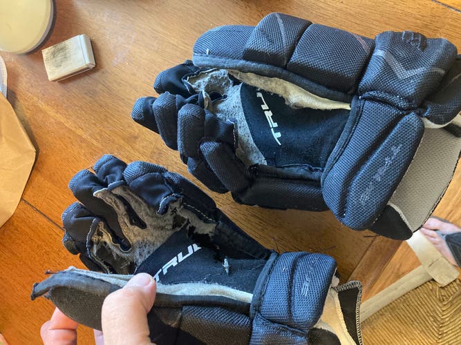 True Catalyst jr 12” hockey gloves