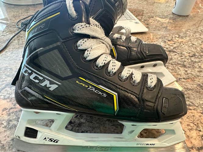 Used Junior CCM Super Tacks 9370 Hockey Goalie Skates Regular Width Size 3.5