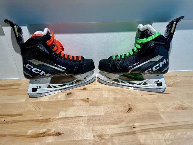 Used Intermediate CCM Super Tacks Hockey Skates Wide Width Size 5.5