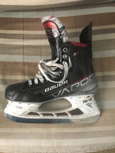 Used Senior Bauer Vapor 3X Hockey Skates Regular Width 8 with 2 sets of Steel