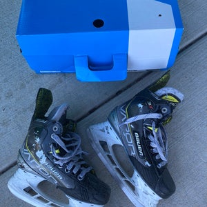 Used Junior Bauer Vapor 3X Hockey Skates | Size 3 EE