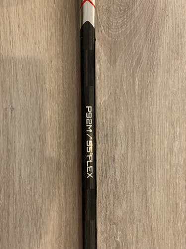 Used Intermediate Bauer Vapor Hyperlite Right Handed Hockey Stick P92M