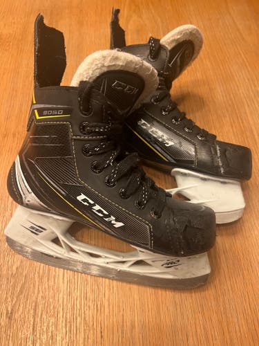 Used Junior CCM Tacks 9050 Hockey Skates Size 2.5