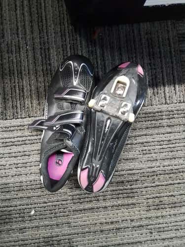 Used Bontrager Senior 8.5 Bicycle Shoes