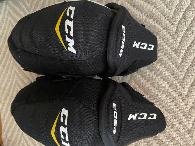 CCM 2052 Tacks Elbow Pads - SR Med.