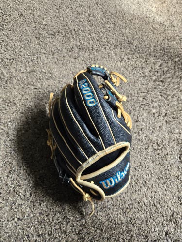Used 2022 Wilson Right Hand Throw Infield A2000 Baseball Glove 11.5"