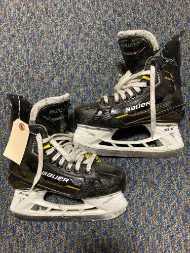 Used Junior Bauer Supreme M5 Pro Hockey Skates | Size 2.5 D&R