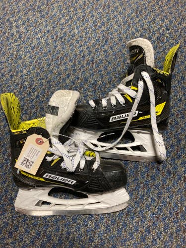 Used Intermediate Bauer Supreme M4 Hockey Skates | Size 3.5 EE