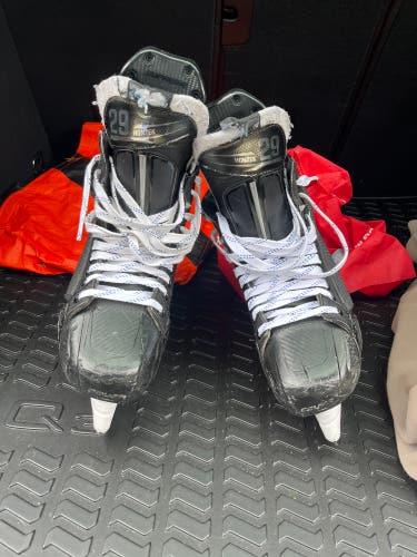 Used Senior Bauer Regular Width Pro Stock 10.5 Supreme Mach Hockey Skates