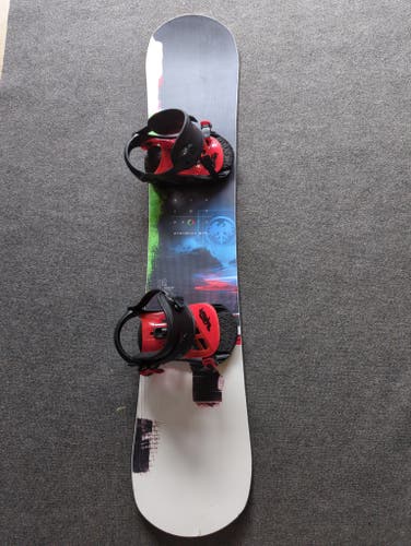 Never Summer 137 cm Proto Synthesis Mini Snowboard with K2 Vandal Bindings