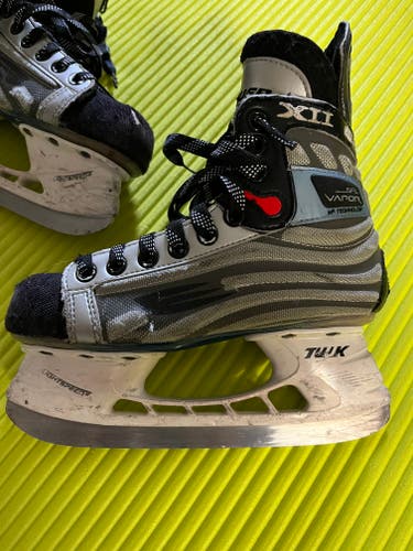 Used Junior Bauer Vapor XII Hockey Skates Regular Width Size 2