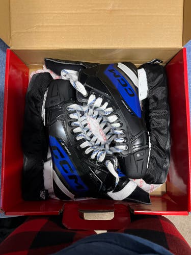 **Like new** Senior CCM JetSpeed XTra Hockey Skates Regular Width 8.5 With Skate Guards