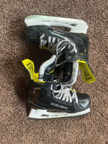 Used Intermediate Bauer Regular Width   6 Supreme M4 Hockey Skates