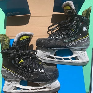 Used Junior Bauer Vapor 3X Hockey Skates | Size 2.5