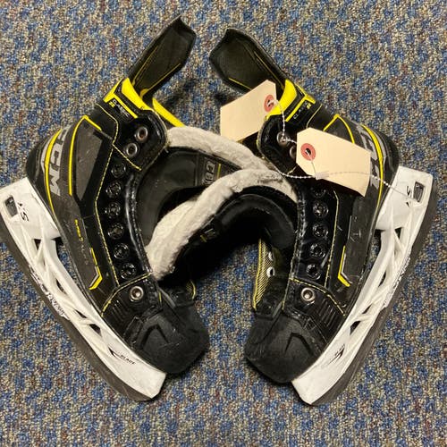 Used Junior CCM Classic SE Hockey Skates | Size 3.5