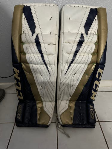 CCM extreme flex 4 pads, Glove , And Blocker