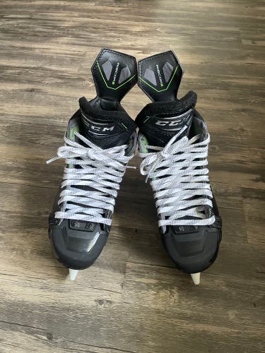 New Senior CCM Regular Width 8 RibCor 100k Pro Hockey Skates